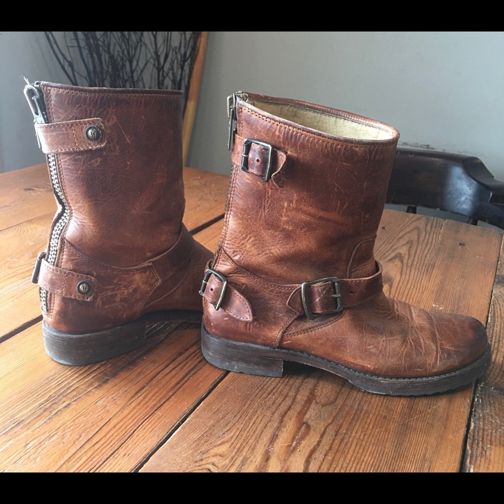 Frye Veronica back zip short boot brown 7